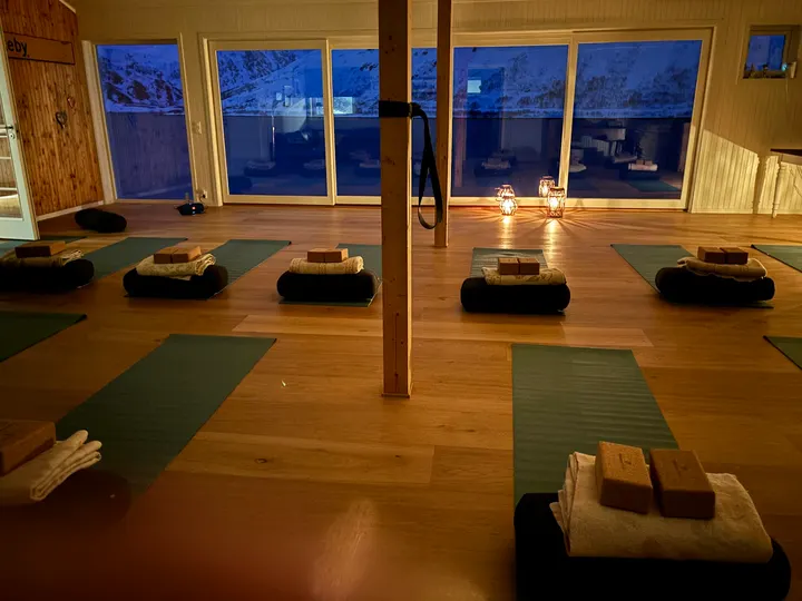Yoga 70 Nord Nina Einevoll Strøm — yoga-studio i Skjervøy — 3