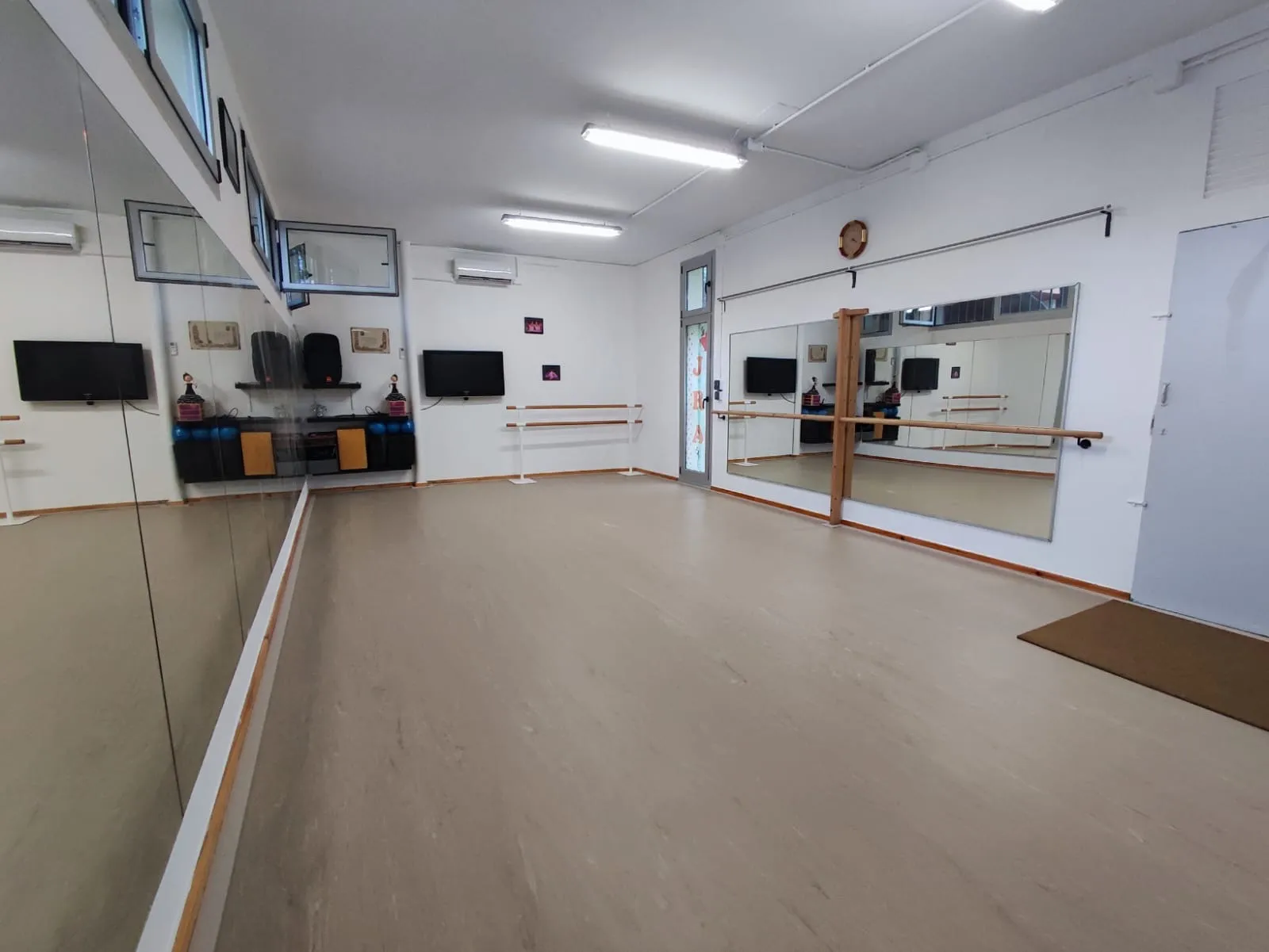 Escuela de Danza y Flamenco JRA — baile-studio en Abrera — 4