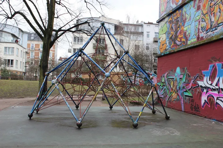 Kilimanschanzo – Bunker im Flora-Park mit Kletterwand — klettern-studio in Sternschanze, Hamburg — 2