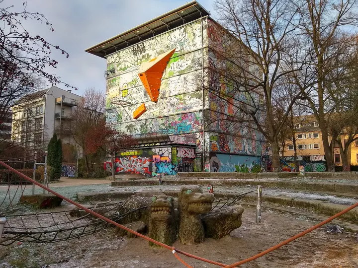 Kilimanschanzo – Bunker im Flora-Park mit Kletterwand — klettern-studio in Hamburg — 5