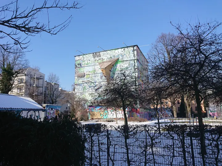 Kilimanschanzo – Bunker im Flora-Park mit Kletterwand — Bouldern in Sternschanze, Hamburg