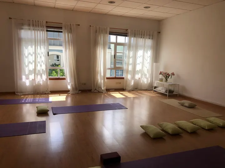 Agora Yoga Santiago — Yoga en Cornes, Santiago de Compostela