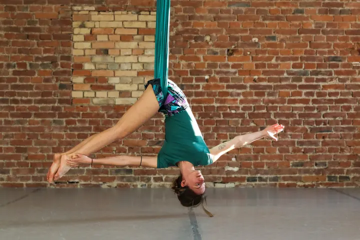 aerial apase Luftakrobatik — yoga-studio in Dresden — 5