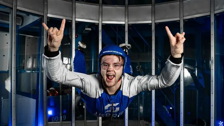 Indoor Skydive — Sportschool in Vroenhout, Roosendaal