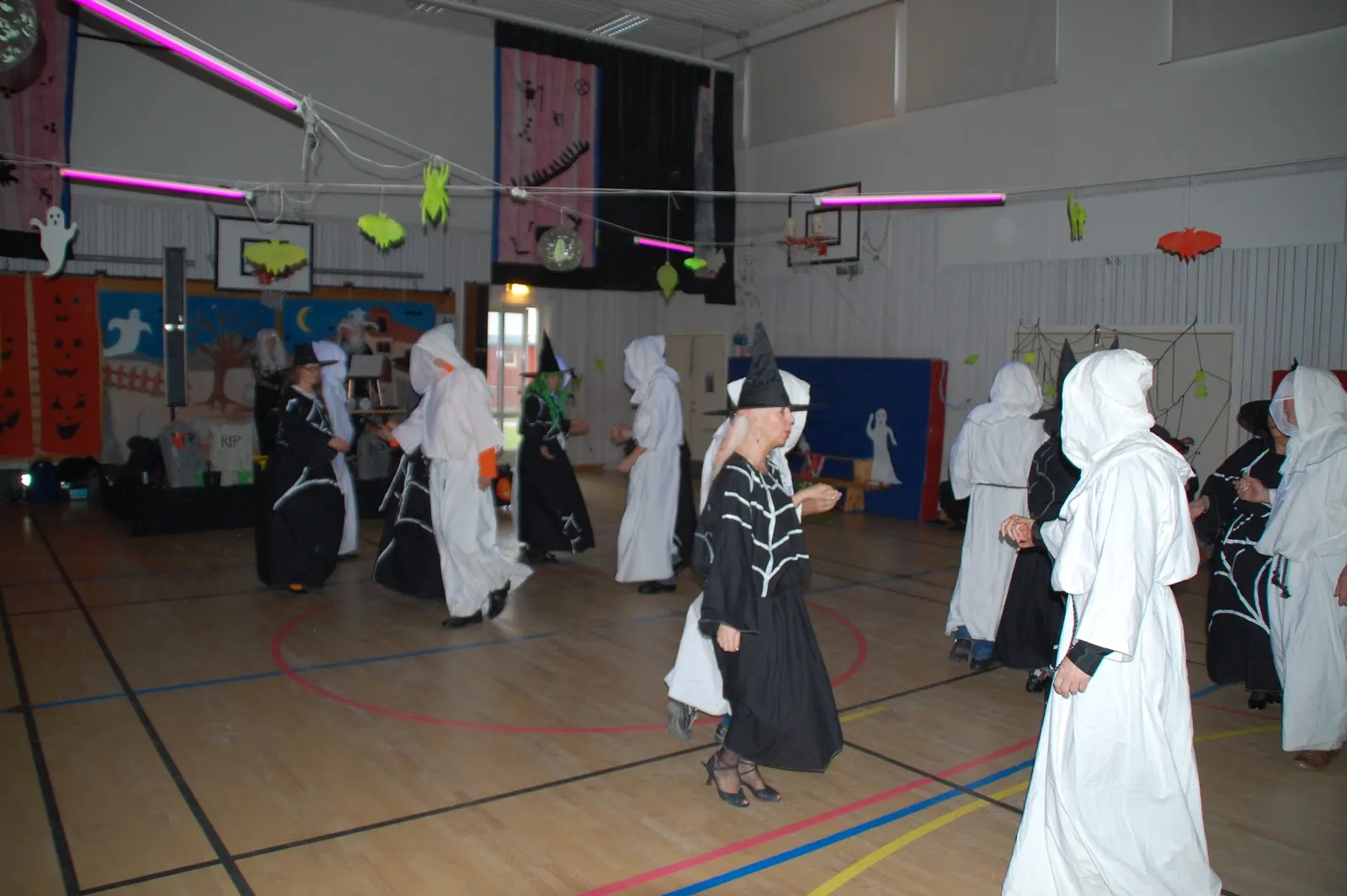 Vinga Yellow Rockers Square Dance Club — dans-studio i Göteborg — bild 3