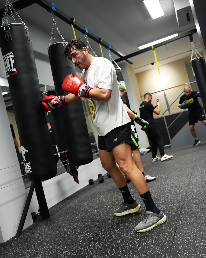 Hook FitBox Club Republica — boxeo-studio en Triana Este, Sevilla — 2