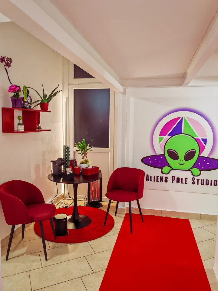 Aliens Pole Studio S.r.l. SSD — pole dance-studio a San Giacomo, Trieste — 3