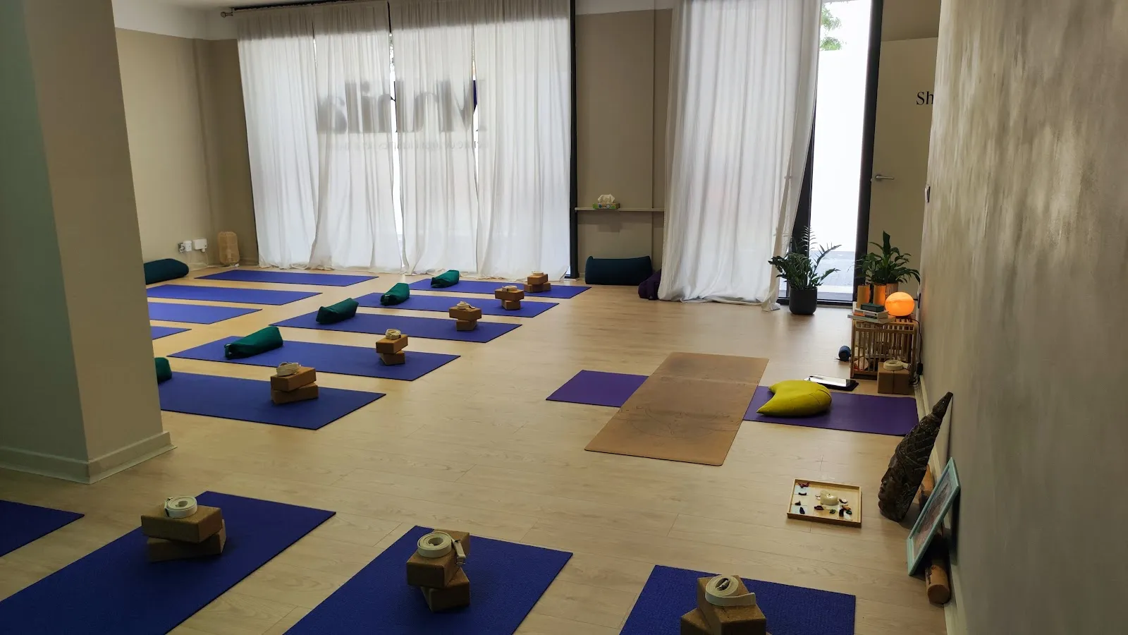 Mahila - Yoga Y Terapias Para La Mujer — yoga-studio en Sant Vicenç dels Horts — 3