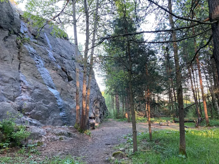 Käärmekallion kiipeilykallio — Kiipeily – Vantaa, Helsinki