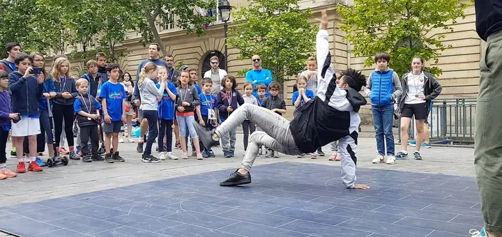 Break Dance Crew Newstyle Blancs Manteaux — danse-studio à Paris — 5