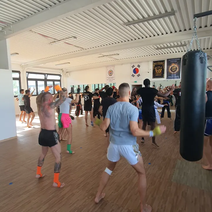 Fightholics Amarit e.V. — muay thai-studio in Dreikönigenviertel, Neuss — 2