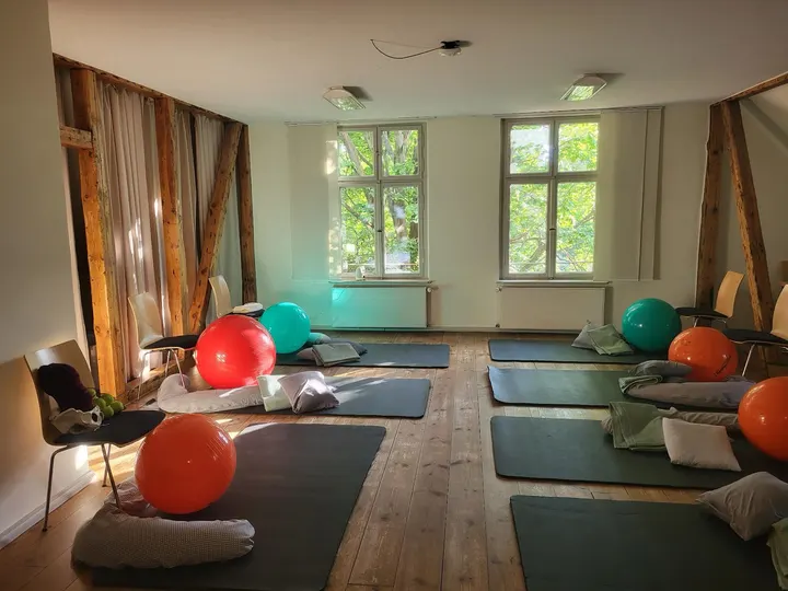 Schwangerschaftsyoga im Kavalierhaus | Caritas-Klinik Maria Heimsuchung Berlin-Pankow — yoga-studio in Pankow, Berlin — 2