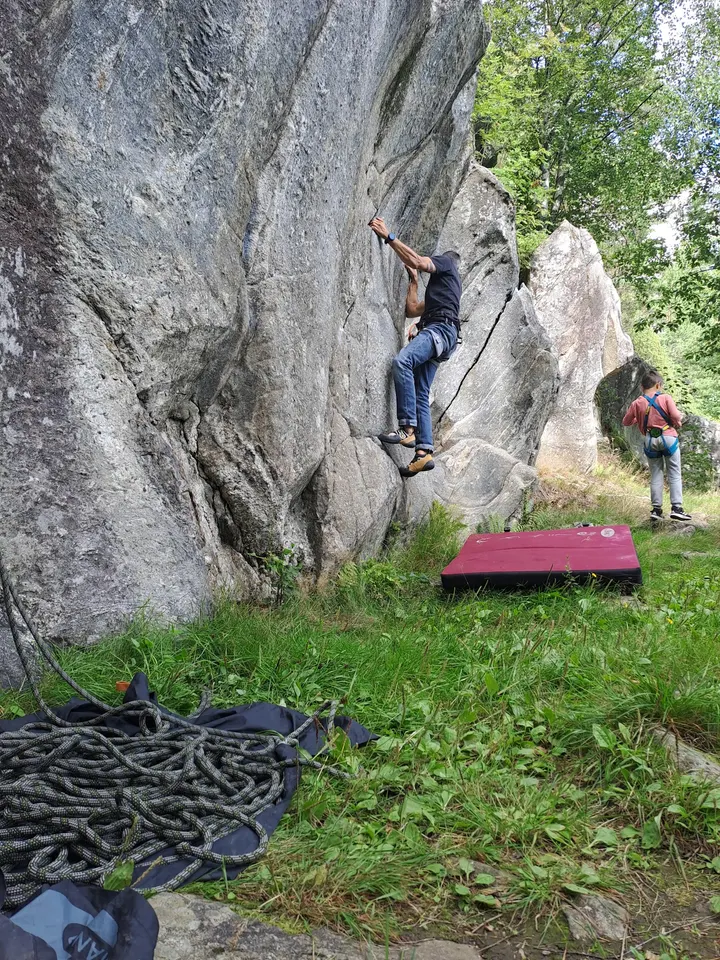 Vardåsen bouldering og klartrevegg — Klatring i Brekkeskog, Ås