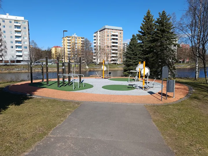 Kuusisaaren liikuntapuisto — calisthenics-studio – Koskikeskus, Oulu — 2