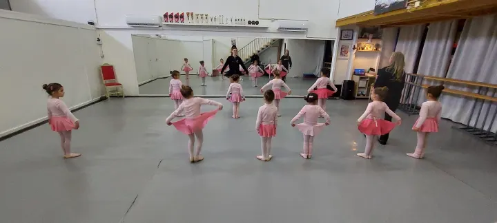 Arabesque Dance School — Dança em Quarteira