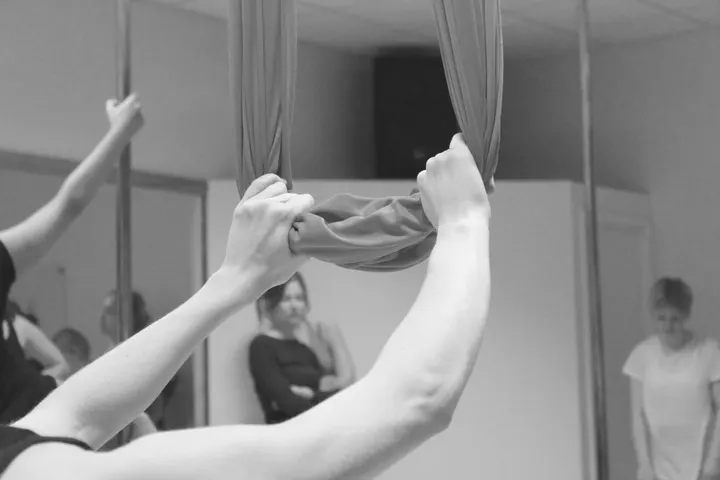 Floating Fitness Pole Aerial — pole fitness-studio in London — 3