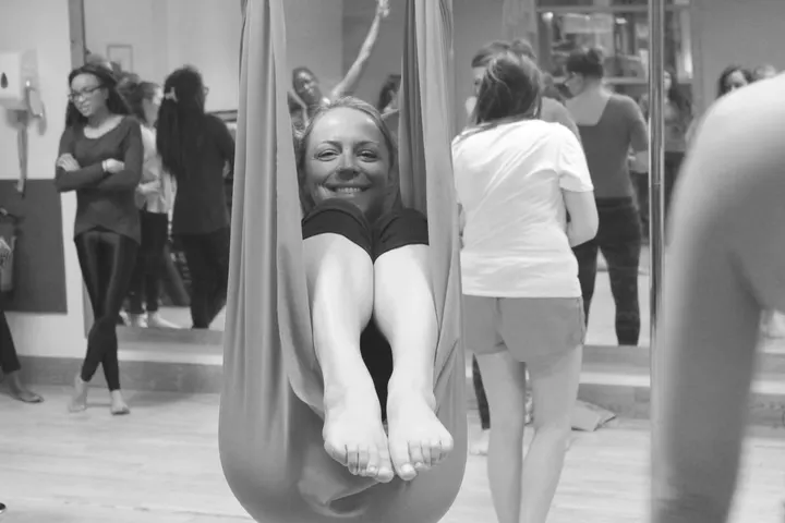 Floating Fitness Pole Aerial — pole fitness-studio in London — 6