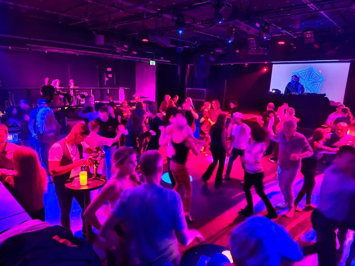 Salsa Øst Danseskole Maité Esquivel Tomasen — dans-studio i Askim — 2