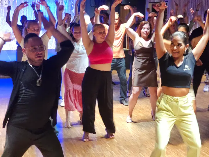 Salsa Øst Danseskole Maité Esquivel Tomasen — Dans i Askim
