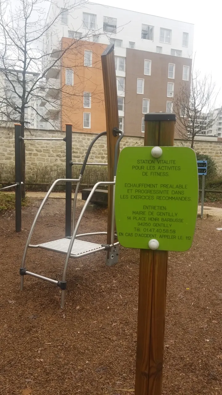 Street Workout Exercise Stations — salle de fitness-studio à Gentilly, Paris — 2