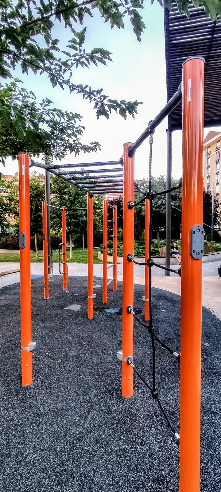 Parque de entrenamiento funcional, barras, calistenia y streetworkout México — estudio de fitness-studio en Las Gaunas, Logroño — 3