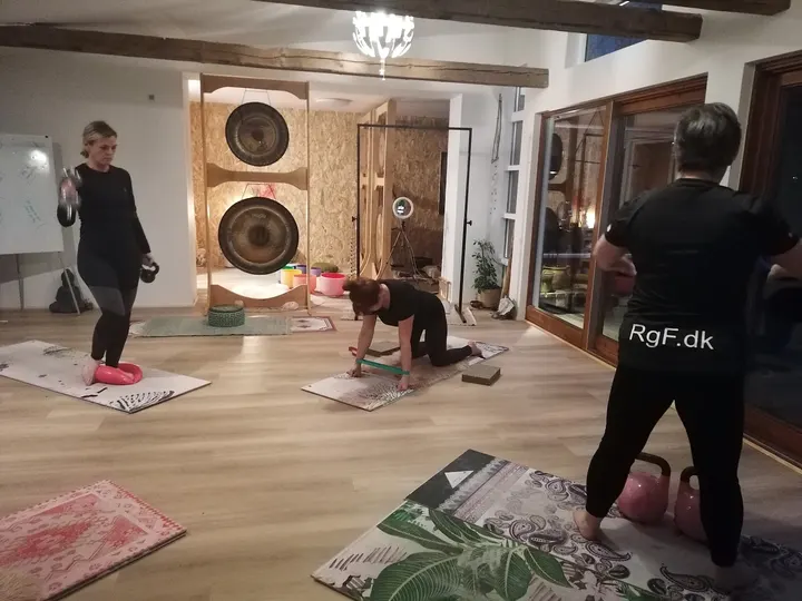 Yoga & Lyd behandling v/Lise Pilgaard — Yoga i Strømmen, Randers