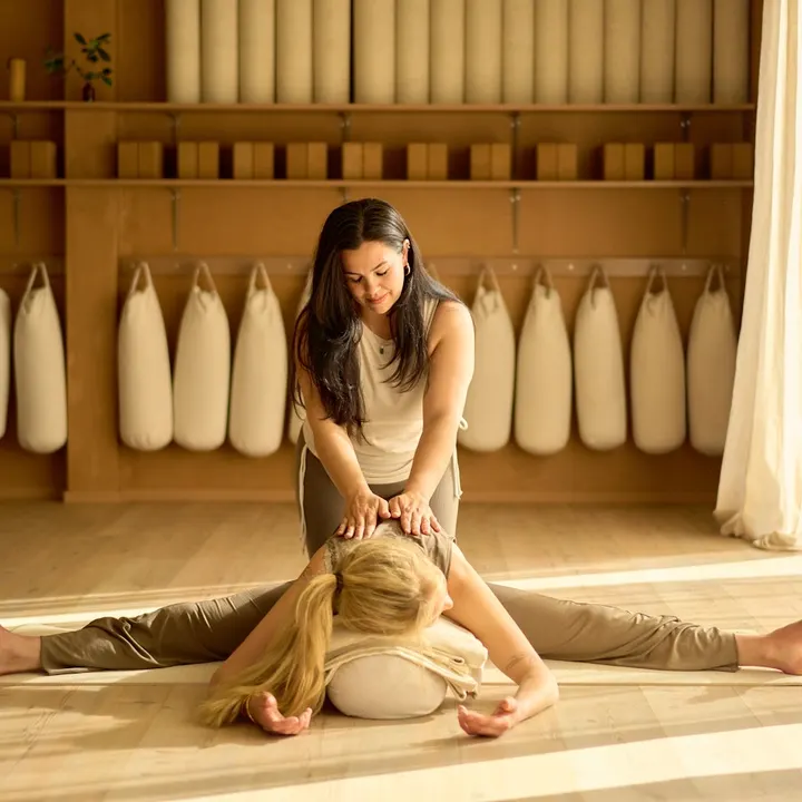 Ara: Tekst - Yoga - Bier Nina Marie Sæterbø Gudmestad — yoga-studio i Oslo — 4
