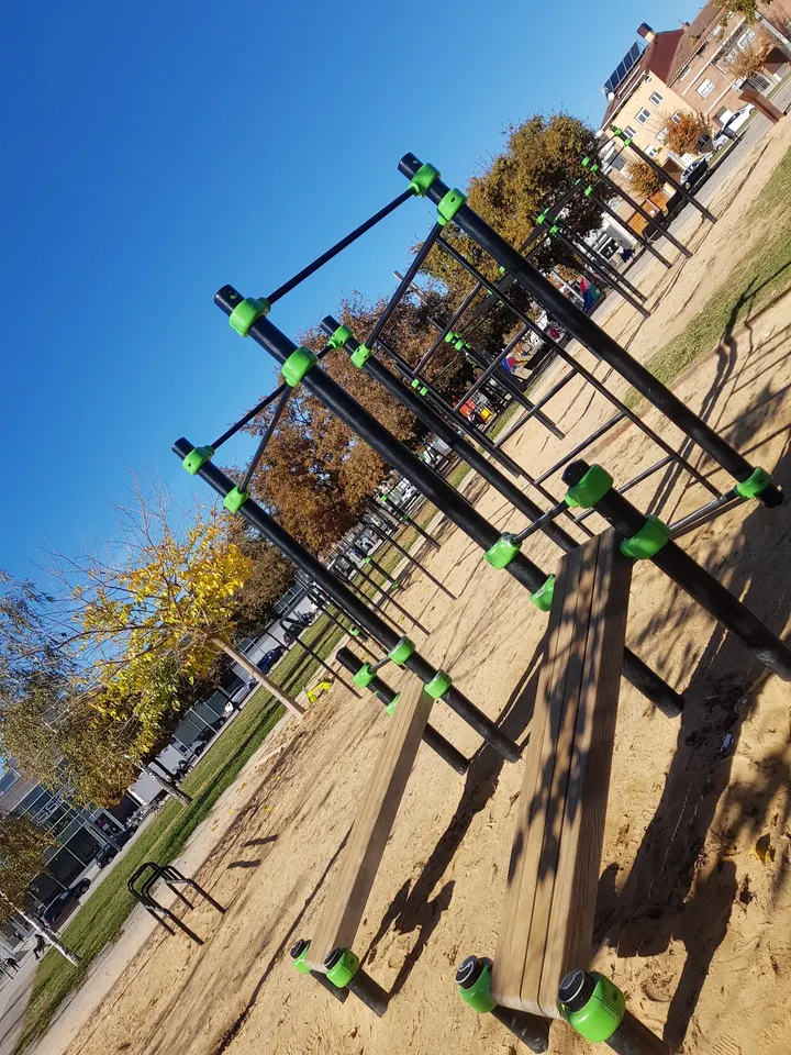 Barras Calistenia (Plaza de Can Roca) — calisthenics-studio en Poble Nou-Zona Esportiva, Terrassa — 3