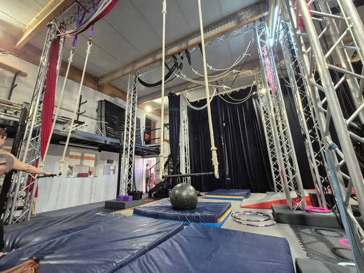 Les Arlequins - École de Cirque — arts aériens-studio à Istres — 3