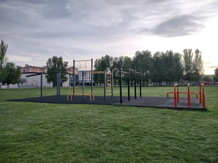 Parque Calistenia Y Streetworkout — calisthenics-studio en Eras de Renueva, León — 2