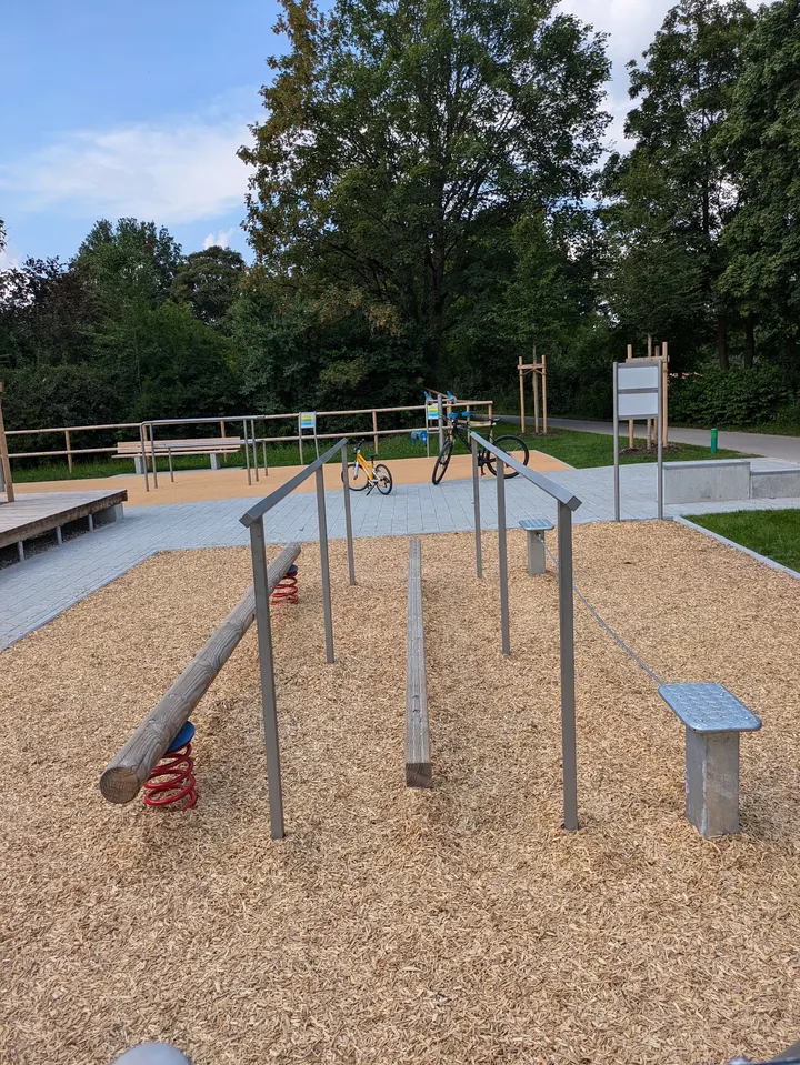 Calisthenics Park / Outdoor Fitness Area — Fitnessstudio in Obermenzing, München