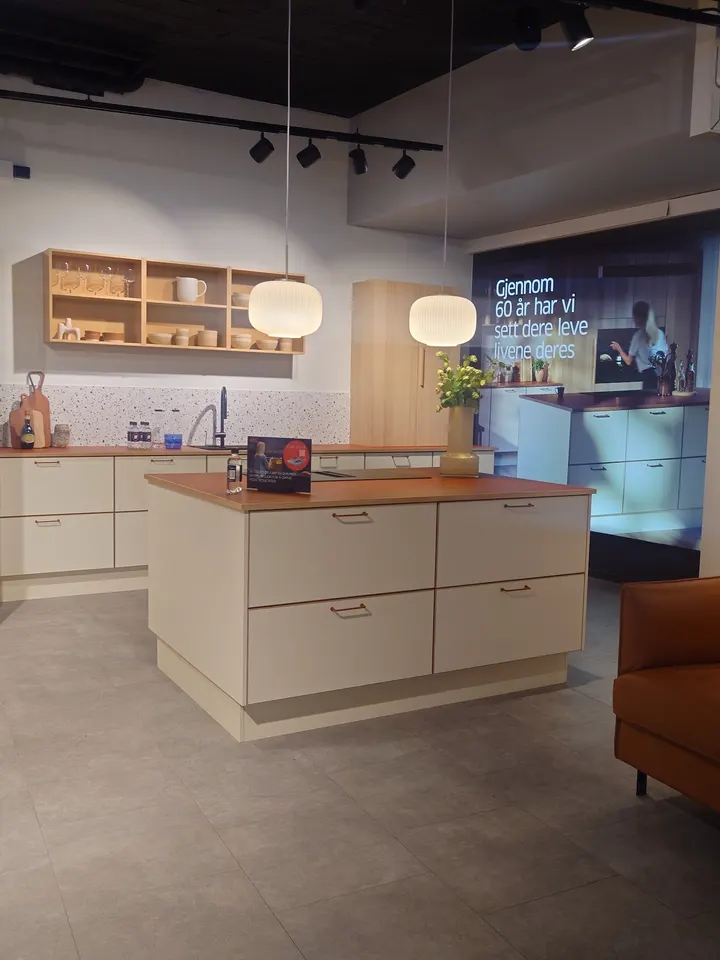 Phuket Helse — pt-studio i Hansjordnesbukta, Tromsø — 2