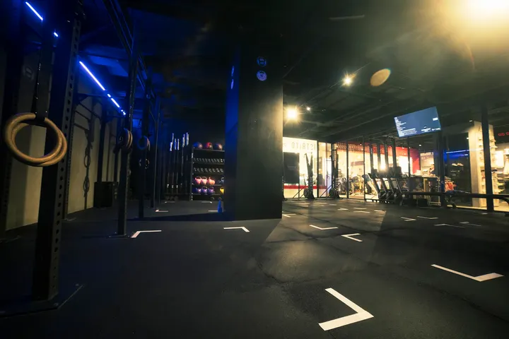 Distrito by New Balance Boutique — entrenamiento personal-studio en Penya-roja, Valencia — 3