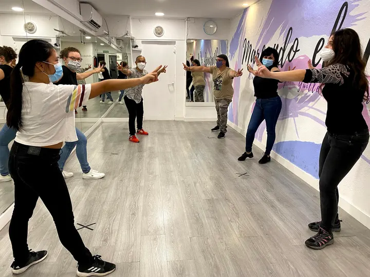 Escuela De Salsa Y Bachata Marcando El Paso — Baile en Ciutat Vella, Barcelona