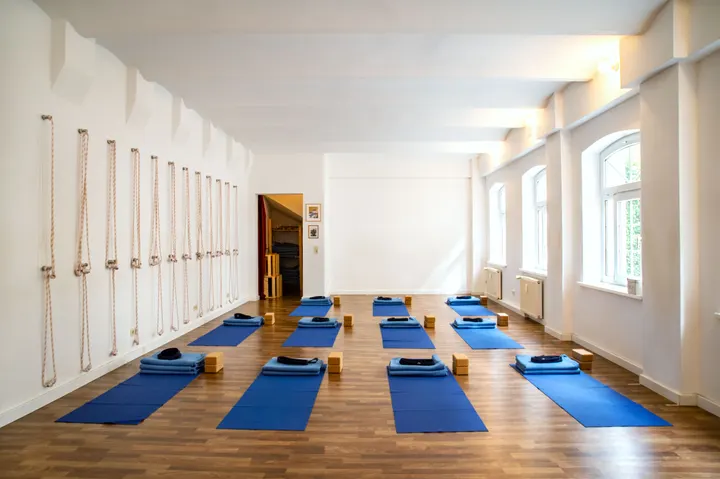 Iyengar Yoga - Eva Bube — Yoga in Schleußig, Leipzig