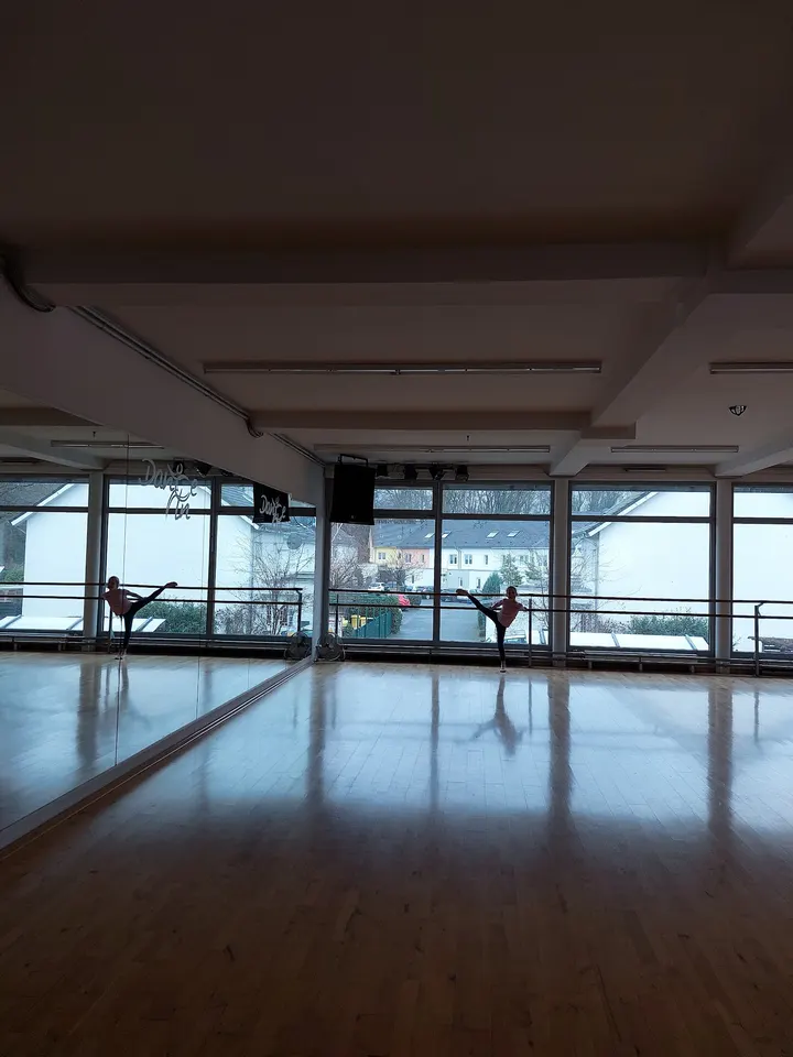 Dance In Bergisch Gladbach — tanz-studio in Kradepohlsmühle, Bergisch Gladbach — 2