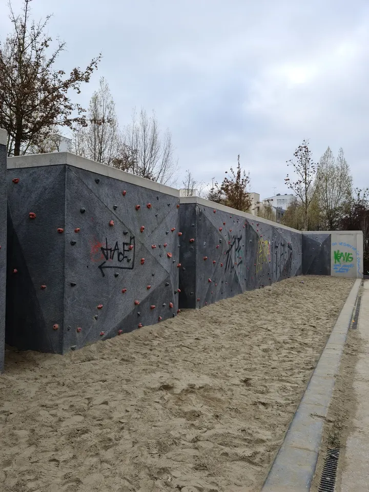Boulderwand am Spielplatz (Kletterwand Traverse) — bouldern-studio in Sendling-Westpark, München — 3
