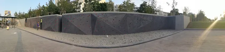 Boulderwand am Spielplatz (Kletterwand Traverse) — bouldern-studio in München — 5
