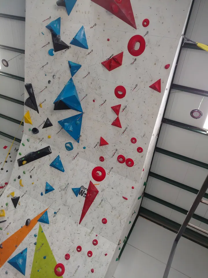 Cereza Wall — Estudio de fitness en Plasencia