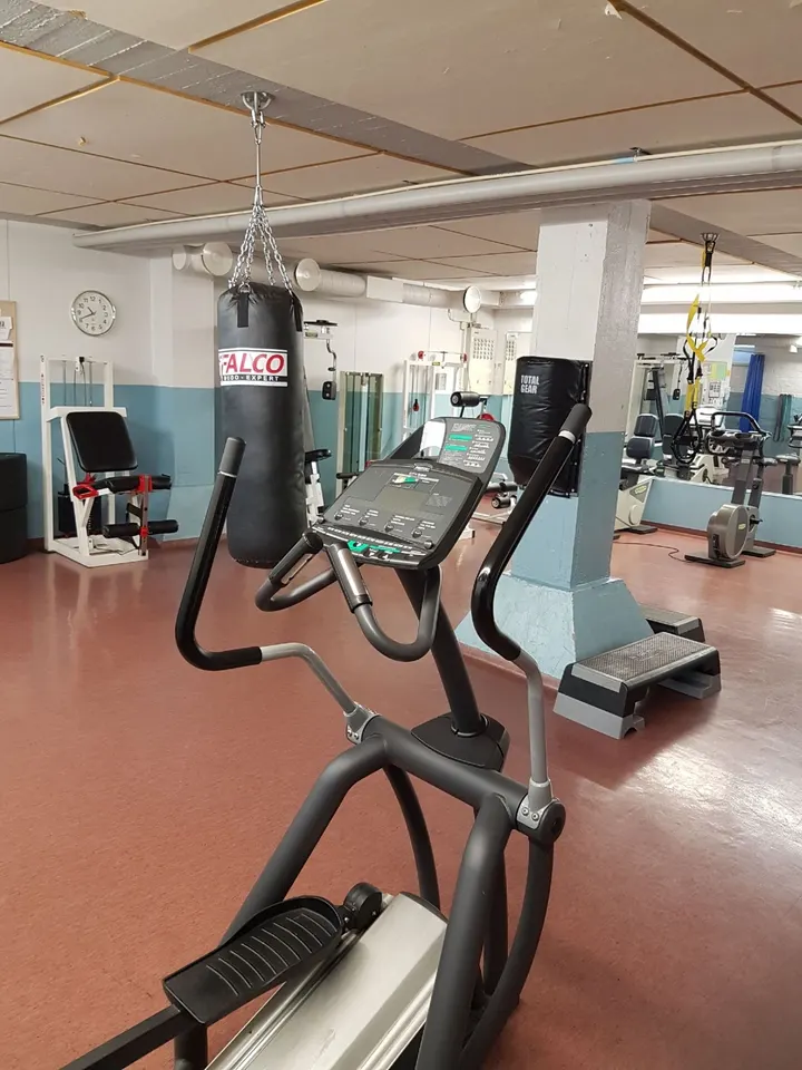 Kuntosali — Fitnessstudio – Puistometsä, Jokioinen