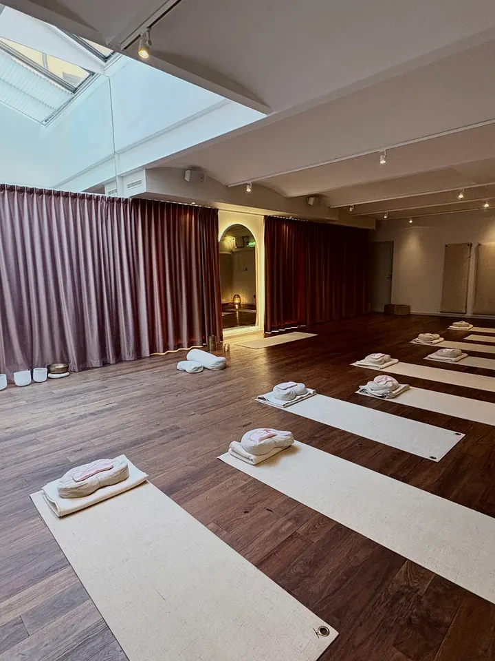 YogaMana Grev Turegatan — yoga-studio i Östermalm, Stockholm — 2