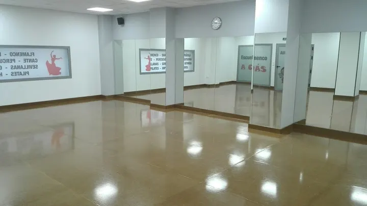 Escuela de Flamenco A COMPAS — baile-studio en Almería — 3