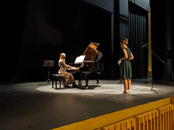 ¡A ESCENA! Escuela de música y danza — baile-studio en Oviedo — 5