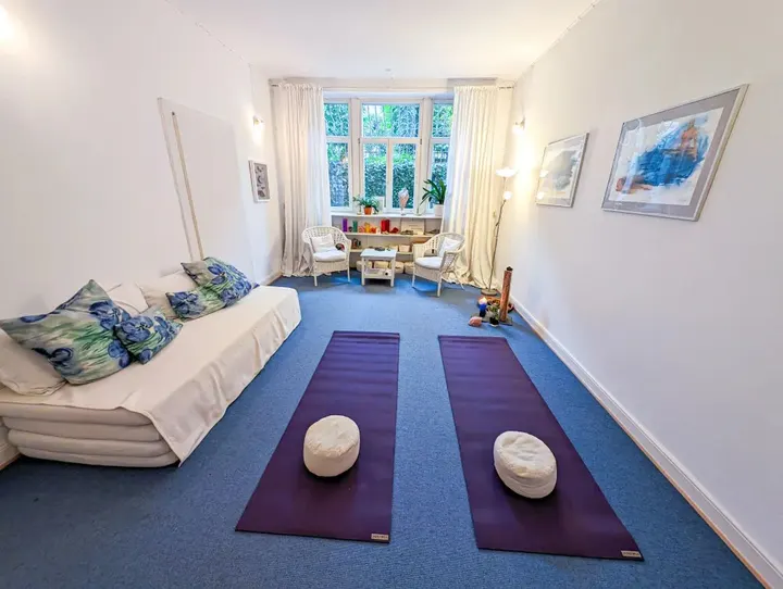 Ärztliche Praxis für Yogatherapie und Yoga Nidra — yoga-studio in Westend Süd, Frankfurt am Main — 3