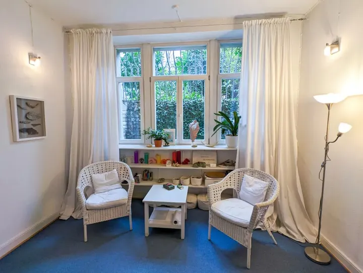 Ärztliche Praxis für Yogatherapie und Yoga Nidra — yoga-studio in Frankfurt am Main — 5