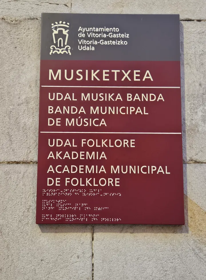 Academia de Folklore - Musiketxea — baile-studio en Vitoria-Gasteiz — 4