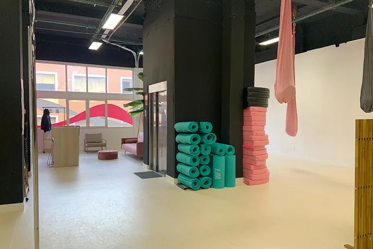 Glow Up- Pole Studio Legazpi — pole fitness-studio i Madrid — bild 3