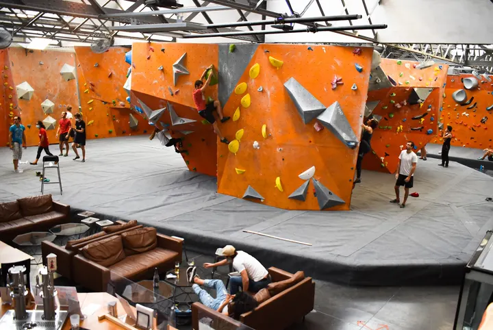 Blocbuster Courbevoie — escalade-studio à Quartier de Bécon, Courbevoie — 3