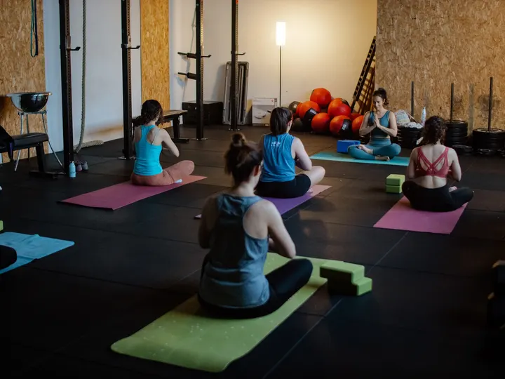 FC ENFORMA Tomares — Yoga en Urbanización Hacienda El Carmen, Tomares