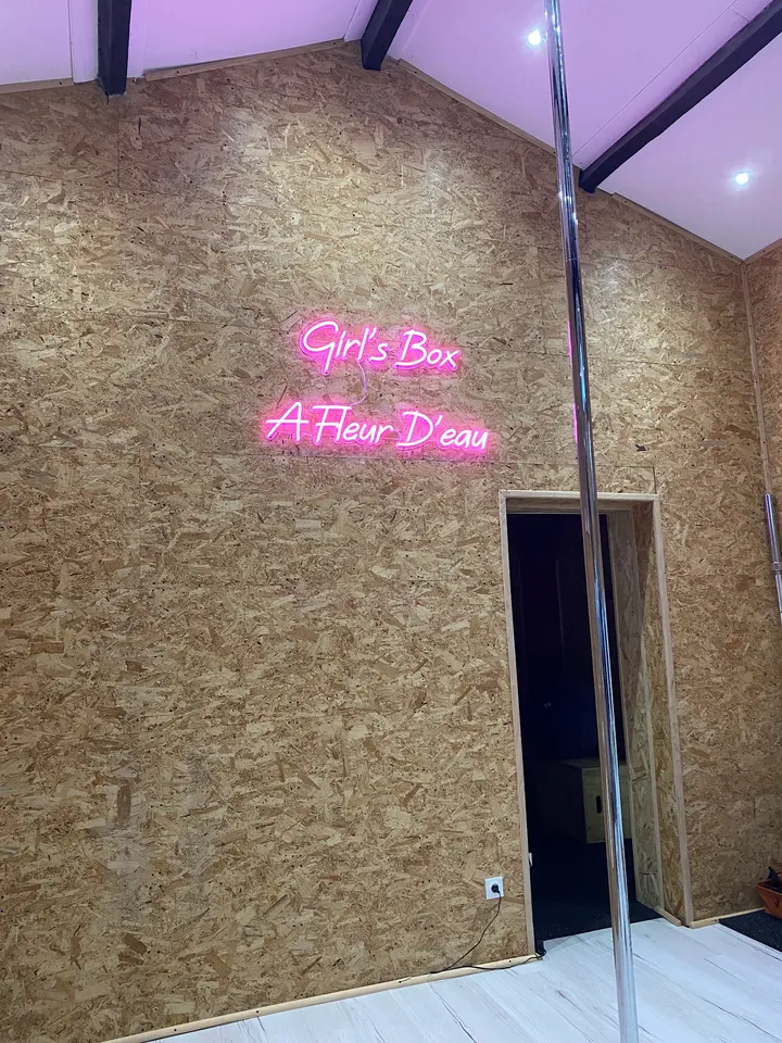 A Fleur d'Eau Girl's Box — pole fitness-studio aux Broustey, Cadaujac — 2